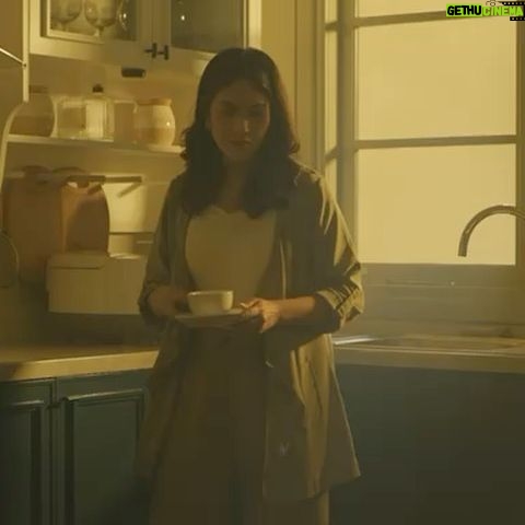 Wira Nagara - 34.3K Likes - Kala itu, menulis lagi untuk merayakan patah hati. Kubawa diriku jauh dari rutinitas untuk merangkum jarak, mengurai jejak, atas rasa yang enggan berpijak.
.
Sebab rasa sakit adalah bagian dari perjalanan dan di antara setiap laju lukanya, selalu ada jeda. Tinggal setelahnya, sudut pandang akan melaju dari mana: Sang Penjeda, Yang Dijeda, Di Antara? Di mana ketiganya aku tulis untuk menjadi pijakan perih yang berujung pada video klip “Jeda” karya @forrevengeofficial.
.
Hari ini video klip itu telah rilis, melengkapi rangkaian kalimat atas lara yang tak pernah benar-benar tamat. Sejenak ambillah jeda dan nikmatilah wahai jiwa yang bertahta air mata.