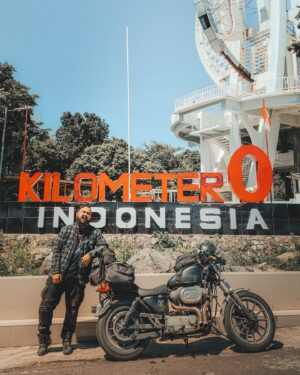 Wira Nagara Instagram - Tibalah roda di kilometer nol Indonesia. Mengingatkan diri untuk memulai semuanya dari awal, merelakan yang kerap jadi sesal, memaafkan salah juga gagal, memaknai retak yang tanggal dan letak yang tinggal.
.
Dan mohon tangkaplah pula maafku ini, kepada yang pernah tersakiti dalam perjalananku melintasi hari. Semoga diberi keselamatan selalu, diiringi doa dari jauh, lewat salam yang bersauh, dari rapuh sampai utuh.
.
Dimulai dari nol, ya...
.
#EigerRiding #EigerAdventure #EigerTropicalAdventure
.
.
.
📸: @barry.williem // #kilometer0indonesia #kilometernol #pulauweh #Sabang #Aceh #INDONESIA