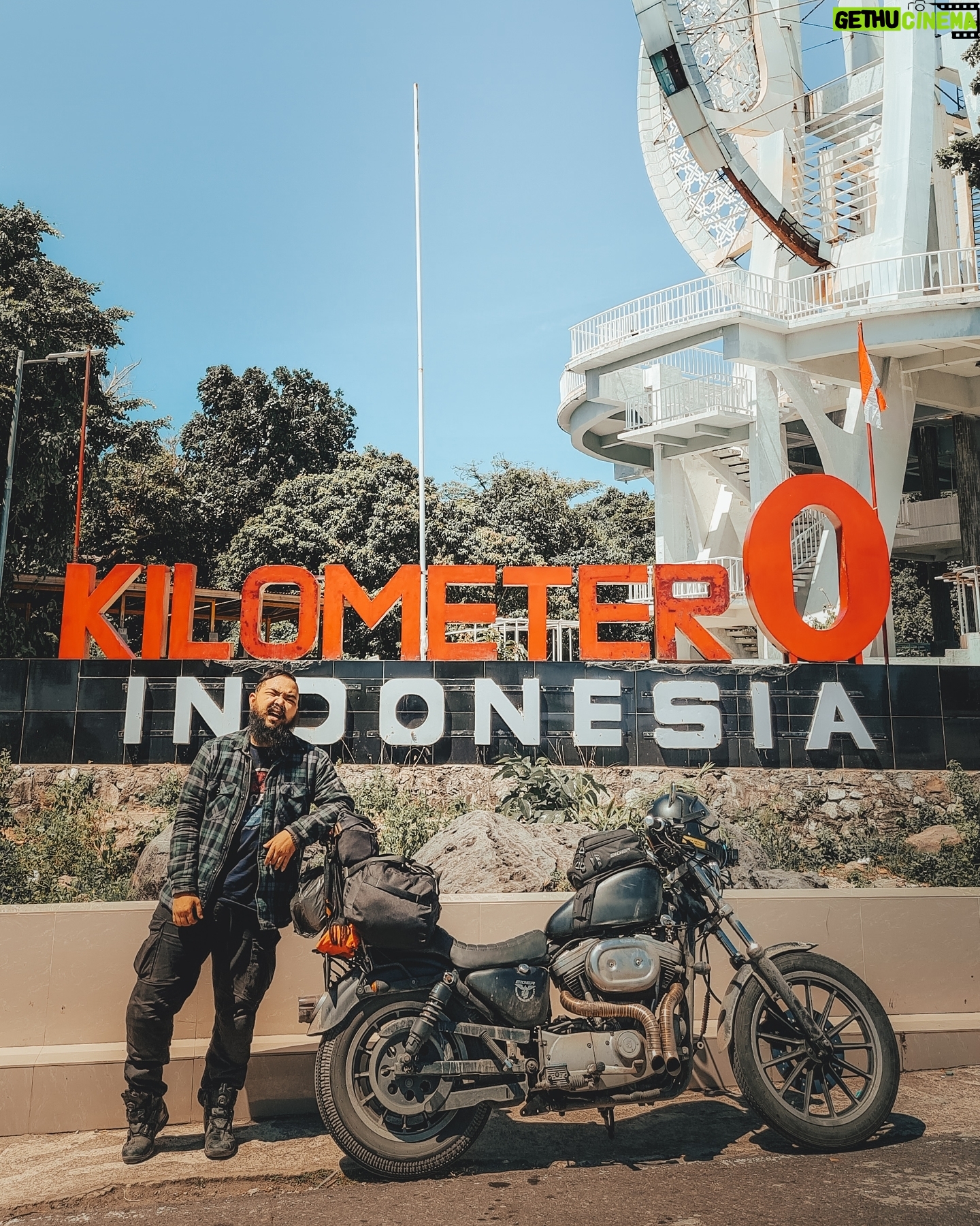 Wira Nagara - 63.1K Likes - Tibalah roda di kilometer nol Indonesia. Mengingatkan diri untuk memulai semuanya dari awal, merelakan yang kerap jadi sesal, memaafkan salah juga gagal, memaknai retak yang tanggal dan letak yang tinggal.
.
Dan mohon tangkaplah pula maafku ini, kepada yang pernah tersakiti dalam perjalananku melintasi hari. Semoga diberi keselamatan selalu, diiringi doa dari jauh, lewat salam yang bersauh, dari rapuh sampai utuh.
.
Dimulai dari nol, ya...
.
#EigerRiding #EigerAdventure #EigerTropicalAdventure
.
.
.
📸: @barry.williem // #kilometer0indonesia #kilometernol #pulauweh #Sabang #Aceh #INDONESIA