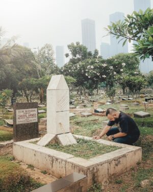 Wira Nagara Instagram - Tertunduk berserah, tercabik tanpa arah. Kusambangi pemakamanmu untuk mengadu, bukan merayu, karena kau pun tak perlu sedu sedan itu.

Kau telah bebas dari segala, sedang aku tercekik kesunyian, hancur tanpa pengharapan! Maka bolehkah aku tinggal dulu di unggun-timbun sajakmu? Akan kurawat bengis cinta dan sengketa dari gerbang senjakala, sebagai kumpulan terbuang yang menolak sia-sia.

Jadi, jangan dulu padami unggunan api ini, walau mampus dikoyak sepi, aku juga mau hidup seribu tahun lagi! 

— 𝘒𝘦𝘱𝘢𝘥𝘢 𝘊𝘩𝘢𝘪𝘳𝘪𝘭, 𝘥𝘢𝘳𝘪 𝘞𝘪𝘳𝘢 𝘕𝘢𝘨𝘢𝘳𝘢