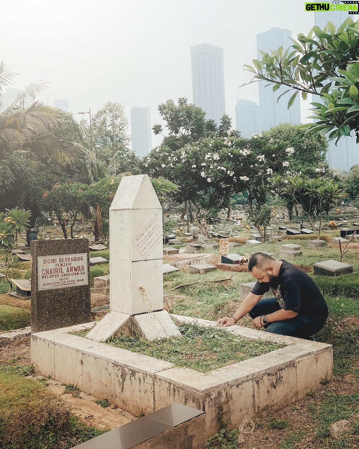 Wira Nagara - 39.3K Likes - Tertunduk berserah, tercabik tanpa arah. Kusambangi pemakamanmu untuk mengadu, bukan merayu, karena kau pun tak perlu sedu sedan itu.
Kau telah bebas dari segala, sedang aku tercekik kesunyian, hancur tanpa pengharapan! Maka bolehkah aku tinggal dulu di unggun-timbun sajakmu? Akan kurawat bengis cinta dan sengketa dari gerbang senjakala, sebagai kumpulan terbuang yang menolak sia-sia.
Jadi, jangan dulu padami unggunan api ini, walau mampus dikoyak sepi, aku juga mau hidup seribu tahun lagi!
— 𝘒𝘦𝘱𝘢𝘥𝘢 𝘊𝘩𝘢𝘪𝘳𝘪𝘭, 𝘥𝘢𝘳𝘪 𝘞𝘪𝘳𝘢 𝘕𝘢𝘨𝘢𝘳𝘢