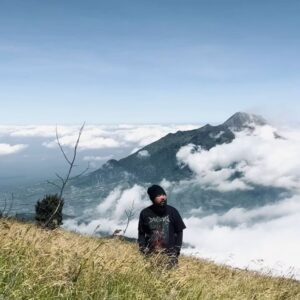 Wira Nagara Instagram - Kala perasaan dicukupkan, maka rayakanlah perpisahan. Pergi, jejaki hatimu lagi. Lupakanlah rindu dan saatnya menggebu di Merbabu. Biarkan sedih menguap sampai kau berhenti berharap.
.
Rebahkan jiwa, resapi puing yang tersisa sebelum kecewa. Pahami bahwa sebelum patah itu bertamu, kau pernah gagah tanpa duka yang membelenggu.
.
Serukan perlawanan, pukul keras perasaan. Hentikan resah angan untuk kembali, mengaumlah bersama bangkitnya serigala dalam diri.
.
.
.
📸: @kipliruli & @anang_k // #gunungmerbabu #3142mdpl #jawatengah #indonesia