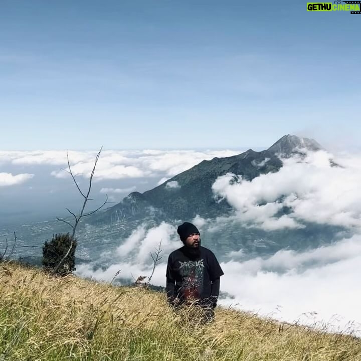 Wira Nagara - 47.3K Likes - Kala perasaan dicukupkan, maka rayakanlah perpisahan. Pergi, jejaki hatimu lagi. Lupakanlah rindu dan saatnya menggebu di Merbabu. Biarkan sedih menguap sampai kau berhenti berharap.
.
Rebahkan jiwa, resapi puing yang tersisa sebelum kecewa. Pahami bahwa sebelum patah itu bertamu, kau pernah gagah tanpa duka yang membelenggu.
.
Serukan perlawanan, pukul keras perasaan. Hentikan resah angan untuk kembali, mengaumlah bersama bangkitnya serigala dalam diri.
.
.
.
📸: @kipliruli & @anang_k // #gunungmerbabu #3142mdpl #jawatengah #indonesia