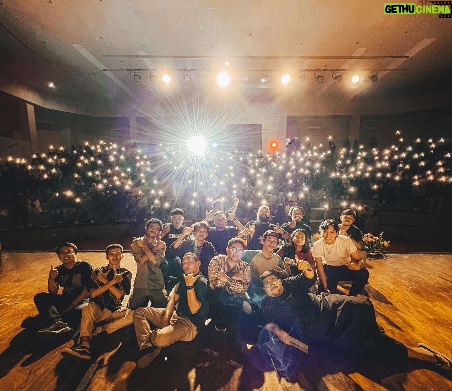 Wira Nagara - 28.8K Likes - Atas waktu yang dibagi, tawa yang tersaji, dan meriah yang menaungi; Terima kasih telah hadir dalam hajatan SUN 6 @standupindo_pwt kemarin malam teman-teman! 🌿
.
Semoga membahagiakan, maaf bila ada salah dan kekurangan, sampai jumpa lagi di tawa yang lebih mengagumkan! Thir! 🔥
