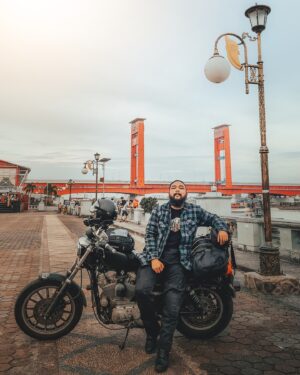 Wira Nagara Instagram - Kemudian lara membawaku ke jembatan Ampera, mencoba menangisi sedih yang hanyut di Sungai Musi. Walau pada akhirnya deru roda sekadar membawaku bergaya di balik kamera, setidaknya tiada sesal yang tertinggal dan cinta tak lagi membuat jera.
.
Dengan pempek yang tertelan dan cuko yang mengalir di tenggorokan, sampai jumpa lagi PALEMBANG: Perasaan udah dalem, dibiarin ngambang.
.
Mari melanjutkan perjalanan~ 🍃
.
.
.
📸: @barry.williem // #EigerAdventure #eigertropicaladventure // #lilosokokulino #jembatanampera #pempek #palembang #sumatraselatan #INDONESIA
