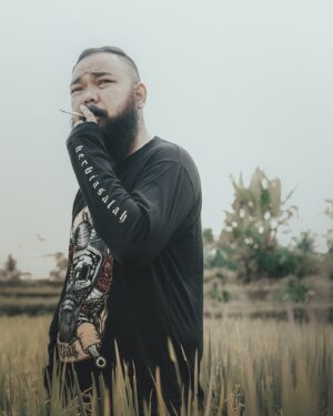 Wira Nagara Instagram - Pada kidung sunyi menyusup detak waktu yang kehilangan arti, doa-doa melepas busurnya ke penjuru bumi: melesat dari nadi, memburu hingga jadi.
.
Menjadi embun di pucuk padi yang menguap terlalu dini. Betapa kehilangan terasa seperti hobi dan merelakan sudah tak perlu diajari.
.
Dan bila luka semacam itu tengah kaurasa di hati, lewat @budak.sajak edisi terbaru ini, semoga gagah tetap terpancar dari sanubari.
.
Dengan bahan senyaman pelukan, untuk seminggu ke depan (5-12 Juni) tengok dan pesan dipersilakan!
#budaksajak