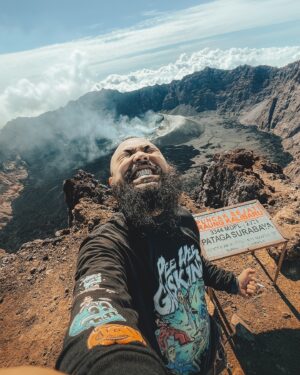 Wira Nagara Instagram - Atas nama langkah yang sempat patah, ikhlas yang tak kunjung tuntas, sunyi yang kehilangan bunyi, izinkan aku meraung di Raung. Berdiri di puncaknya pasca terjal tebing dan akar belukar, melepaskan pandang ke sekeliling walau telah kehilangan kabar; Darimu yang tak lagi mengarah kepadaku.
.
Ternyata cahaya itu masih ada. Menerpa sebagai teman bicara, menguapkan lara, menggariskan muara. Berkumpul sebagai museum di hati, menunggu dikunjungi atau dibiarkan mati.
.
Atau menjelma laksana puncak sejati, tetap gagah merangkul kisah yang silih berganti. Maka lihatlah, semua telah berubah, hanya senja yang masih tetap indah.
.
.
.
📸: @kipliruli // #gunungraung #puncaksejati #3344mdpl #banyuwangi #jawatimur #indonesia
