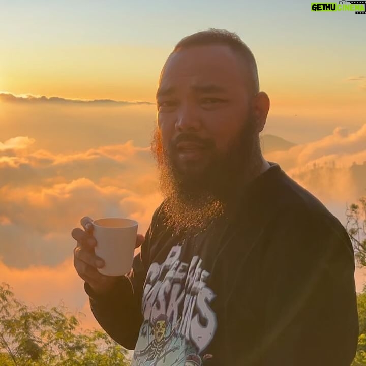 Wira Nagara - 97.8K Likes - Atas nama langkah yang sempat patah, ikhlas yang tak kunjung tuntas, sunyi yang kehilangan bunyi, izinkan aku meraung di Raung. Berdiri di puncaknya pasca terjal tebing dan akar belukar, melepaskan pandang ke sekeliling walau telah kehilangan kabar; Darimu yang tak lagi mengarah kepadaku.
.
Ternyata cahaya itu masih ada. Menerpa sebagai teman bicara, menguapkan lara, menggariskan muara. Berkumpul sebagai museum di hati, menunggu dikunjungi atau dibiarkan mati.
.
Atau menjelma laksana puncak sejati, tetap gagah merangkul kisah yang silih berganti. Maka lihatlah, semua telah berubah, hanya senja yang masih tetap indah.
.
.
.
📸: @kipliruli // #gunungraung #puncaksejati #3344mdpl #banyuwangi #jawatimur #indonesia