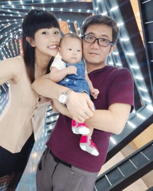 Wiwiek Michiko Instagram - Jalan jalan trus liat ada spot bagus buat take a picture trus say cheeze and pengen eksis aja makanya jadilah poto ini dengan hashtag #happy family😝😝