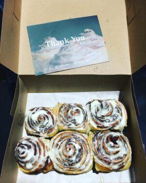 Wiwiek Michiko Instagram - Aku tuhhhh suka banget sama Cinamon rolls , tapi susah banget buat nyari yang enakk, eh kebetulan dikenalin sama temen sama @seloyangroti ini enakkkkk bangett , rotinya lembut trussss cinamon nya berasa banget ditambah lagi cream cheese nya yang bikin nagih buat kamu yang suka creamy banget....mmmmm yummy d pokoknya....btw ini aku beli lohhhhh bukan diendorse...jadi buat kamu yang sukaaaaaa banget ama cinamon boleh cobain ini hehehehe