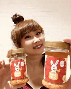 Wiwiek Michiko Instagram - Heyyyyyy kamuu....... Iyaaaaa kamyuuuu ....... Sukaaa Muakannnn PEDASsssss gakkkkkkk....... Samaaaa duonkkkk kaya akyuuuuuu wkwkwkwkwk...... Kaloooo aku sukaaaa bangettttt d sambal bawangg ini ... Pedessss nyaaaa Muantapppppppp.... Cobainnnn d Biar Kamuuuu jugaaa Kepedesannnn kaya akyuuuuu heehehehhe...... Disiniii nehhh @sambal_fangfang .... Beli Sambal bawang fang-fang https://tokopedia.link/Pt4F56Aslhb di toko Panda and Bear Rp35.000 di Tokopedia dengan Bebas Ongkir, Sekarang