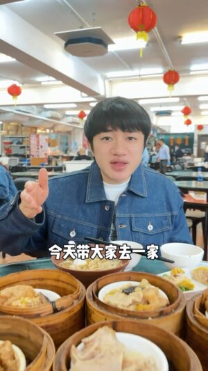 Wong Cho-lam Instagram - 很久沒有來六安居吃早茶，記憶中手推車還在，一口下去，依舊是童年的味道