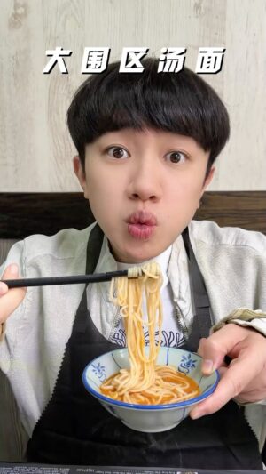 Wong Cho-lam Instagram - 用12種不同的食材搭配完成的湯麵，就在香港大圍區