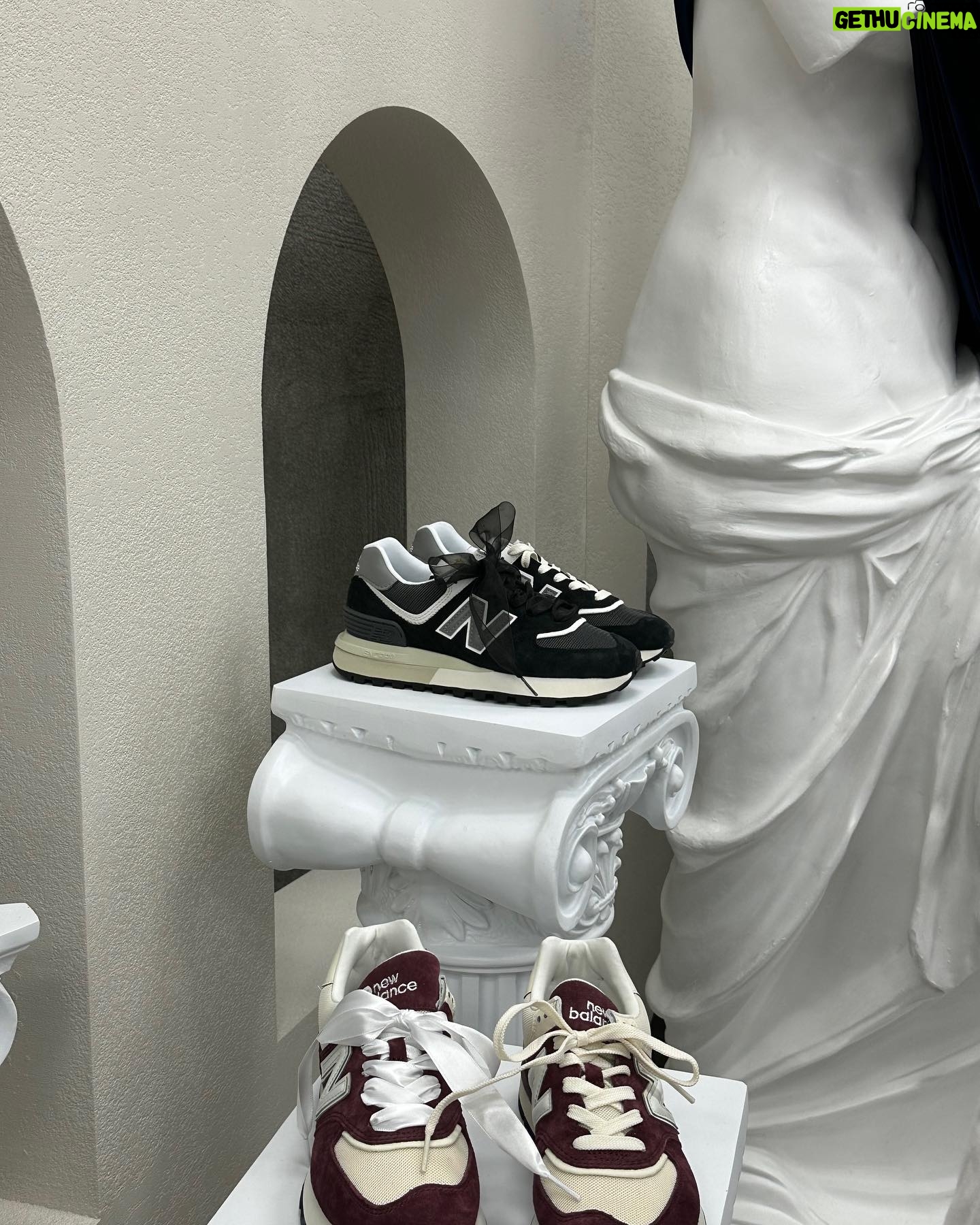 Woo Min-kyu - 7.9K Likes - 뉴발란스 팝업 스토어에 다녀왔습니둥💕
#newbalance574 #뉴발란스574 #뉴발란스 #nb574