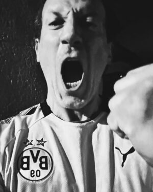 Wotan Wilke Möhring Instagram - DAS WAR FÜR OLAF! Vermisse Dich!
So proud and happy! Bin so glücklich und stolz! Zugegeben ist schon lange her! Die Welt hat sich verändert und trotzdem … nur der BVB! (Foto: Imago Sportfoto (Archiv) @bvb09 @bvb_fanabteilung #soccer #passion #rip #friend #bvb #jürgenklopp #heaven #saturday #matchday #fight  #proud