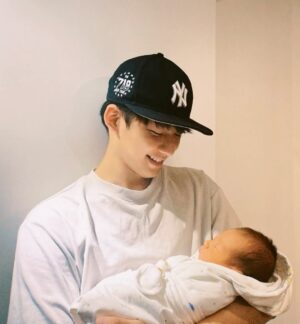Wu Nien-hsuan Instagram - 👶
‼️（記得開聲音）
借過借過
新手叔叔報到
抱在懷裡，像夏天裡的冰淇淋，被融化成一灘糖水，無極限的溫暖，愛死了。
影片混進他的哭聲，讓你們聽聽我現在的起床鬧鐘。
#好像是我的小孩一樣
#好期待帶他上學
#姪子