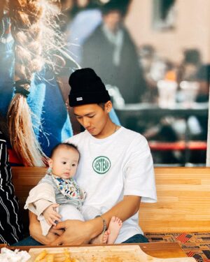 Wu Nien-hsuan Instagram - -
看圖 你們說故事
@takila_1104 
什麼臉～誰都不能跟我搶🍔✌️

#hamburger  #takila #baby #daughter #father  #family