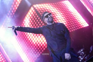 Xaniar Khosravi Instagram - _
هنوز از ديشب انرژيم تموم نشده از بس كه خفن بودين 🔥❤️ 📷 @amir_aghazadeh 
#xaniar #xaniarkhosravi #liveinconcert #tehran #18aban