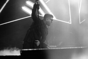 Xaniar Khosravi Instagram - _
هنوز از ديشب انرژيم تموم نشده از بس كه خفن بودين 🔥❤️ 📷 @amir_aghazadeh 
#xaniar #xaniarkhosravi #liveinconcert #tehran #18aban