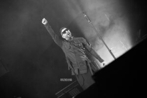 Xaniar Khosravi Instagram - _
هنوز از ديشب انرژيم تموم نشده از بس كه خفن بودين 🔥❤️ 📷 @amir_aghazadeh 
#xaniar #xaniarkhosravi #liveinconcert #tehran #18aban