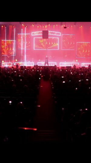 Xaniar Khosravi Instagram - _
ويديو اجراى زنده "يكى بود يكى نبود" به كارگردانى محسن متفكريان عزيز منتشر شد و از الان ميتونين از كانال تلگرامم دانلودش كنين.
ممنون از همه عواملى كه تو ساخت اين ويديو ما رو همراهى كردن❤️ @mohsen.motefakeriyan 
@sunstarjuice 
@avayehfarvahar 
#xaniar #xaniarkhosravi #yekibudyekinabud #liveinconcert #liveintehran