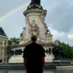Xavier Delarue Instagram - Une 1ÈRE, c'est Toujours particulier... Et Hier soir cette 1ère était Particulière & Incroyable ! Merci d'avoir répondu présent les Amis ! ✨️🙏🏽

Je Prépare déjà d'autres surprises... Elle arrivent ! 🎙🔥

Avant tout... Place au 28 Juin, Toujours au Théâtre Le République, Toujours à 19h30, Toujours la même Folie ! 
(Lien en Bio 🎟) 
Juste MERCIIIII 😍
#Origine

Remerciements:
🎶@tdlr_music: Music
📸@philippebaldini x @fockan13 x @thomasfloyd.pro × @eric.fougere 
🖼 @comoprint 
🎥 @floriansilmont x @belionagency (Dernier plan) 
✨️@karingelain (Gestion VIP)
🎬 Lyly