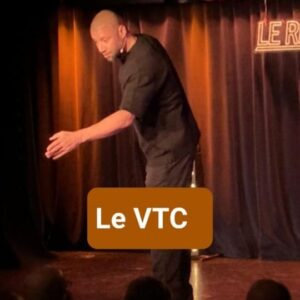 Xavier Delarue Instagram - Demain tu peux venir en Métro, en Bus, en Taxi ou en @fdb_formation_vtc ! Choisi juste le Bon ! 🤷🏽‍♂️🚕💳
À demain ! Le 28 Juin / 19h30 au @theatrelerepublique !
 
En Première partie:
🎙 @mrick_amokila 
🎙 @lucartenrose 
On va se taper des Barres ! 🙌🏽😃
(Lien Bio 🎟⬆️) 
#Origine