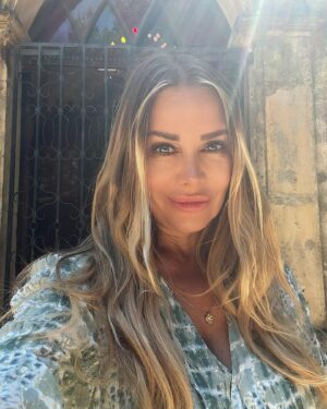 Xenia Seeberg Instagram - Innere Eingebung 🖤: ihr kommt an einen quasi magischen Ort, der plötzlich Euer Herz berührt! Ihr wisst nicht warum, aber fühlt es. Als ich vor dieser Kapelle stand, wusste ich, dass irgendetwas passiert war. Eine tiefe Traurigkeit erfüllte mich ohne ersichtlichen Grund. Auch später im Moorea Beach Club, als alle feierten, änderte sich das nicht. Nachts zu Hause erfuhr ich dann, dass meine langjährige wundervolle und wunderschöne Freundin Lynne Riesberg in Laguna Beach verstorben war. Sie hatte nicht mehr auf meine vielen Nachrichten, Mails und Anrufe reagiert. Ich vermutete, sie sei zu ihrer Familie zurück nach Minnesota gezogen nach dem plötzlichen Tod ihres Mannes und sie hätte nun vielleicht eine andere Nummer. Aber mein Bauchgefühl sagte mir, dass etwas nicht stimmte. Hier an diesem Ort war es, als wollte sie mich anschubsen und mir sagen, was passiert war. Ich bin tief erschüttert und traurig und fühle mich schuldig, nicht für sie da gewesen zu sein und nach ihr gesucht zu haben als sie mich brauchte. Ich freute mich schon, sie jetzt im August in Laguna endlich nach 5 Jahren wiederzusehen. Dafür ist es nun zu spät. Als einziger Trost bleibt, dass sie nun wieder mit ihrem geliebten Jim vereint ist.  Und ich weiß, dass wir uns eines Tages auf der anderen Seite wieder sehen werden…! 
Sudden Intuition: have you had this: you get to a magical place and it instantly touches your heart. When I was standing here I felt this sudden deep sadness. My heart was heavy for no apparent reason. Even going to the beach club for the 4th of July celebrations didn’t change that. Later that night I learned that my beautiful dear friend Lynne Riesberg had passed away. She hadn’t answered any of my recent calls, mails and messages and I assumed that she had moved back to Minnesota to be with her family after her beloved husband died. I was wrong and my gut instinct had been telling me but I didn’t listen. I feel heartbroken and ashamed that I wasn’t there for her when she obviously needed me. The only relief is that she is now back with Jim and I know that one day we will see each other again on the other side…! #rip #🖤 #trustyourintuition #liveyourlife #liveyourbestlife
