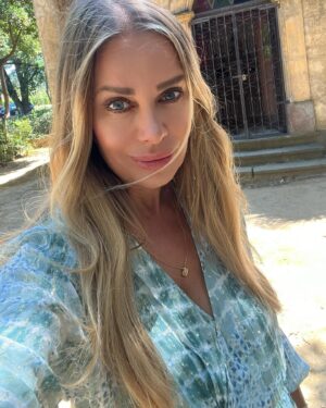 Xenia Seeberg Instagram - Innere Eingebung 🖤: ihr kommt an einen quasi magischen Ort, der plötzlich Euer Herz berührt! Ihr wisst nicht warum, aber fühlt es. Als ich vor dieser Kapelle stand, wusste ich, dass irgendetwas passiert war. Eine tiefe Traurigkeit erfüllte mich ohne ersichtlichen Grund. Auch später im Moorea Beach Club, als alle feierten, änderte sich das nicht. Nachts zu Hause erfuhr ich dann, dass meine langjährige wundervolle und wunderschöne Freundin Lynne Riesberg in Laguna Beach verstorben war. Sie hatte nicht mehr auf meine vielen Nachrichten, Mails und Anrufe reagiert. Ich vermutete, sie sei zu ihrer Familie zurück nach Minnesota gezogen nach dem plötzlichen Tod ihres Mannes und sie hätte nun vielleicht eine andere Nummer. Aber mein Bauchgefühl sagte mir, dass etwas nicht stimmte. Hier an diesem Ort war es, als wollte sie mich anschubsen und mir sagen, was passiert war. Ich bin tief erschüttert und traurig und fühle mich schuldig, nicht für sie da gewesen zu sein und nach ihr gesucht zu haben als sie mich brauchte. Ich freute mich schon, sie jetzt im August in Laguna endlich nach 5 Jahren wiederzusehen. Dafür ist es nun zu spät. Als einziger Trost bleibt, dass sie nun wieder mit ihrem geliebten Jim vereint ist.  Und ich weiß, dass wir uns eines Tages auf der anderen Seite wieder sehen werden…! 
Sudden Intuition: have you had this: you get to a magical place and it instantly touches your heart. When I was standing here I felt this sudden deep sadness. My heart was heavy for no apparent reason. Even going to the beach club for the 4th of July celebrations didn’t change that. Later that night I learned that my beautiful dear friend Lynne Riesberg had passed away. She hadn’t answered any of my recent calls, mails and messages and I assumed that she had moved back to Minnesota to be with her family after her beloved husband died. I was wrong and my gut instinct had been telling me but I didn’t listen. I feel heartbroken and ashamed that I wasn’t there for her when she obviously needed me. The only relief is that she is now back with Jim and I know that one day we will see each other again on the other side…! #rip #🖤 #trustyourintuition #liveyourlife #liveyourbestlife