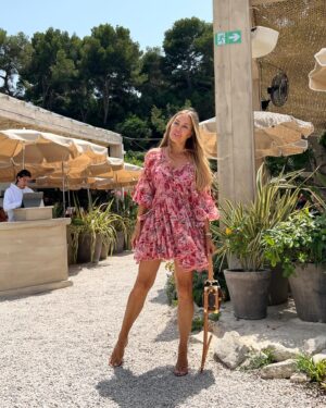 Xenia Seeberg Instagram - Popo Blitzer. Kennt ihr das: zu lange auf nem Korbstuhl gesessen und schon hat man ein schickes Muster eingraviert ins Popöchen. Jedenfalls so schön wieder hier zu sein im La Guerite. 
Do you know this: the chair you set on left a lasting impression on your lovely butt… anyway so nice to be back at this beautiful place @la_guerite in Cannes. #cotedazur #cannes #laguerite #france #ilovefrance #happygirl #lifeisbeautiful #lifeisabeach #enjoythelittlethings #enjoythemoment #bestager #bestagermodel #50plusandfabulous #liveyourlife #liveyourbestlife