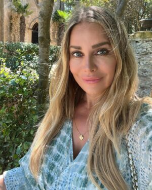 Xenia Seeberg Instagram - Innere Eingebung 🖤: ihr kommt an einen quasi magischen Ort, der plötzlich Euer Herz berührt! Ihr wisst nicht warum, aber fühlt es. Als ich vor dieser Kapelle stand, wusste ich, dass irgendetwas passiert war. Eine tiefe Traurigkeit erfüllte mich ohne ersichtlichen Grund. Auch später im Moorea Beach Club, als alle feierten, änderte sich das nicht. Nachts zu Hause erfuhr ich dann, dass meine langjährige wundervolle und wunderschöne Freundin Lynne Riesberg in Laguna Beach verstorben war. Sie hatte nicht mehr auf meine vielen Nachrichten, Mails und Anrufe reagiert. Ich vermutete, sie sei zu ihrer Familie zurück nach Minnesota gezogen nach dem plötzlichen Tod ihres Mannes und sie hätte nun vielleicht eine andere Nummer. Aber mein Bauchgefühl sagte mir, dass etwas nicht stimmte. Hier an diesem Ort war es, als wollte sie mich anschubsen und mir sagen, was passiert war. Ich bin tief erschüttert und traurig und fühle mich schuldig, nicht für sie da gewesen zu sein und nach ihr gesucht zu haben als sie mich brauchte. Ich freute mich schon, sie jetzt im August in Laguna endlich nach 5 Jahren wiederzusehen. Dafür ist es nun zu spät. Als einziger Trost bleibt, dass sie nun wieder mit ihrem geliebten Jim vereint ist.  Und ich weiß, dass wir uns eines Tages auf der anderen Seite wieder sehen werden…! 
Sudden Intuition: have you had this: you get to a magical place and it instantly touches your heart. When I was standing here I felt this sudden deep sadness. My heart was heavy for no apparent reason. Even going to the beach club for the 4th of July celebrations didn’t change that. Later that night I learned that my beautiful dear friend Lynne Riesberg had passed away. She hadn’t answered any of my recent calls, mails and messages and I assumed that she had moved back to Minnesota to be with her family after her beloved husband died. I was wrong and my gut instinct had been telling me but I didn’t listen. I feel heartbroken and ashamed that I wasn’t there for her when she obviously needed me. The only relief is that she is now back with Jim and I know that one day we will see each other again on the other side…! #rip #🖤 #trustyourintuition #liveyourlife #liveyourbestlife