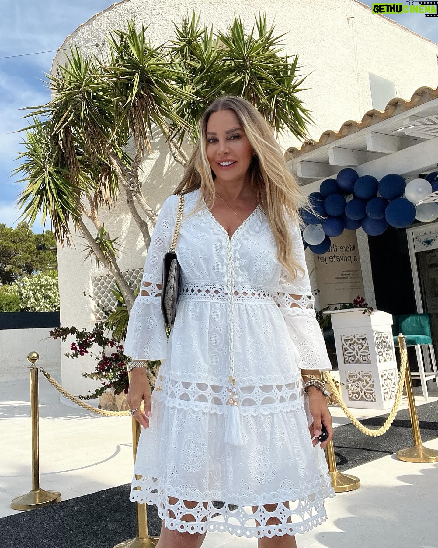 Xenia Seeberg - 3 Likes - Feier-Abend. Also kurz zum Dinner ins Shiva Beach Club gegenüber. Noch ein paar Tage sind wir hier für Arnes Patienten auf der Insel. Dann sehe ich endlich meinen geliebten Schatz @philias wieder in Berlin. I miss you so much…!
#mallorca #expatlife #expatmom #missyou #beinthemoment #liveyourlife