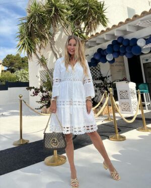 Xenia Seeberg Instagram - Feier-Abend. Also kurz zum Dinner ins Shiva Beach Club gegenüber.  Noch ein paar Tage sind wir hier für Arnes Patienten auf der Insel. Dann sehe ich endlich meinen geliebten Schatz @philias wieder in Berlin. I miss you so much…! 
#mallorca #expatlife #expatmom #missyou #beinthemoment #liveyourlife