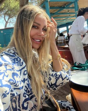 Xenia Seeberg Instagram - Leerer Teller - voller Teller! Ich esse selten Fleisch oder Fisch, aber ab und zu darf es sein. Ich liebe Seeteufel. Liegt vielleicht am Nachnamen? 😅 🤪 Hummer geht nicht, bin allergisch gegen Schalentiere und ich mag auch nicht, dass er für mich ins heiße Wasser geworfen wird. Nennt es Doppelmoral,  aber beim Seeteufel gebe ich mich der schnöden minimal Hoffnung hin, dass er vielleicht an Altersschwäche gestorben ist, bevor er auf meinem Teller landete. Ok also nur ein seltenes Vergnügen für mich. Wie seht ihr das? Hinterher haben wir uns kurz mal das Barefoot Hotel in der Nähe angeschaut. Sehr stylisch und angenehme Atmosphäre. 
#mallorca #seeteufel #monkfish #expatlife #50plusandfabulous #bestager #barblau
