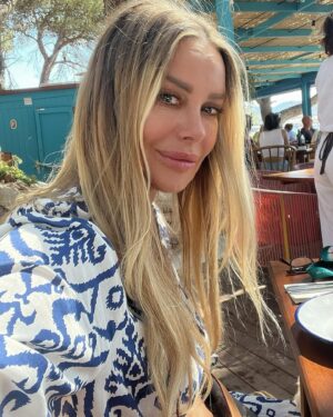 Xenia Seeberg Instagram - Leerer Teller - voller Teller! Ich esse selten Fleisch oder Fisch, aber ab und zu darf es sein. Ich liebe Seeteufel. Liegt vielleicht am Nachnamen? 😅 🤪 Hummer geht nicht, bin allergisch gegen Schalentiere und ich mag auch nicht, dass er für mich ins heiße Wasser geworfen wird. Nennt es Doppelmoral,  aber beim Seeteufel gebe ich mich der schnöden minimal Hoffnung hin, dass er vielleicht an Altersschwäche gestorben ist, bevor er auf meinem Teller landete. Ok also nur ein seltenes Vergnügen für mich. Wie seht ihr das? Hinterher haben wir uns kurz mal das Barefoot Hotel in der Nähe angeschaut. Sehr stylisch und angenehme Atmosphäre. 
#mallorca #seeteufel #monkfish #expatlife #50plusandfabulous #bestager #barblau
