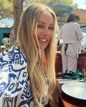 Xenia Seeberg Instagram - Leerer Teller - voller Teller! Ich esse selten Fleisch oder Fisch, aber ab und zu darf es sein. Ich liebe Seeteufel. Liegt vielleicht am Nachnamen? 😅 🤪 Hummer geht nicht, bin allergisch gegen Schalentiere und ich mag auch nicht, dass er für mich ins heiße Wasser geworfen wird. Nennt es Doppelmoral,  aber beim Seeteufel gebe ich mich der schnöden minimal Hoffnung hin, dass er vielleicht an Altersschwäche gestorben ist, bevor er auf meinem Teller landete. Ok also nur ein seltenes Vergnügen für mich. Wie seht ihr das? Hinterher haben wir uns kurz mal das Barefoot Hotel in der Nähe angeschaut. Sehr stylisch und angenehme Atmosphäre. 
#mallorca #seeteufel #monkfish #expatlife #50plusandfabulous #bestager #barblau