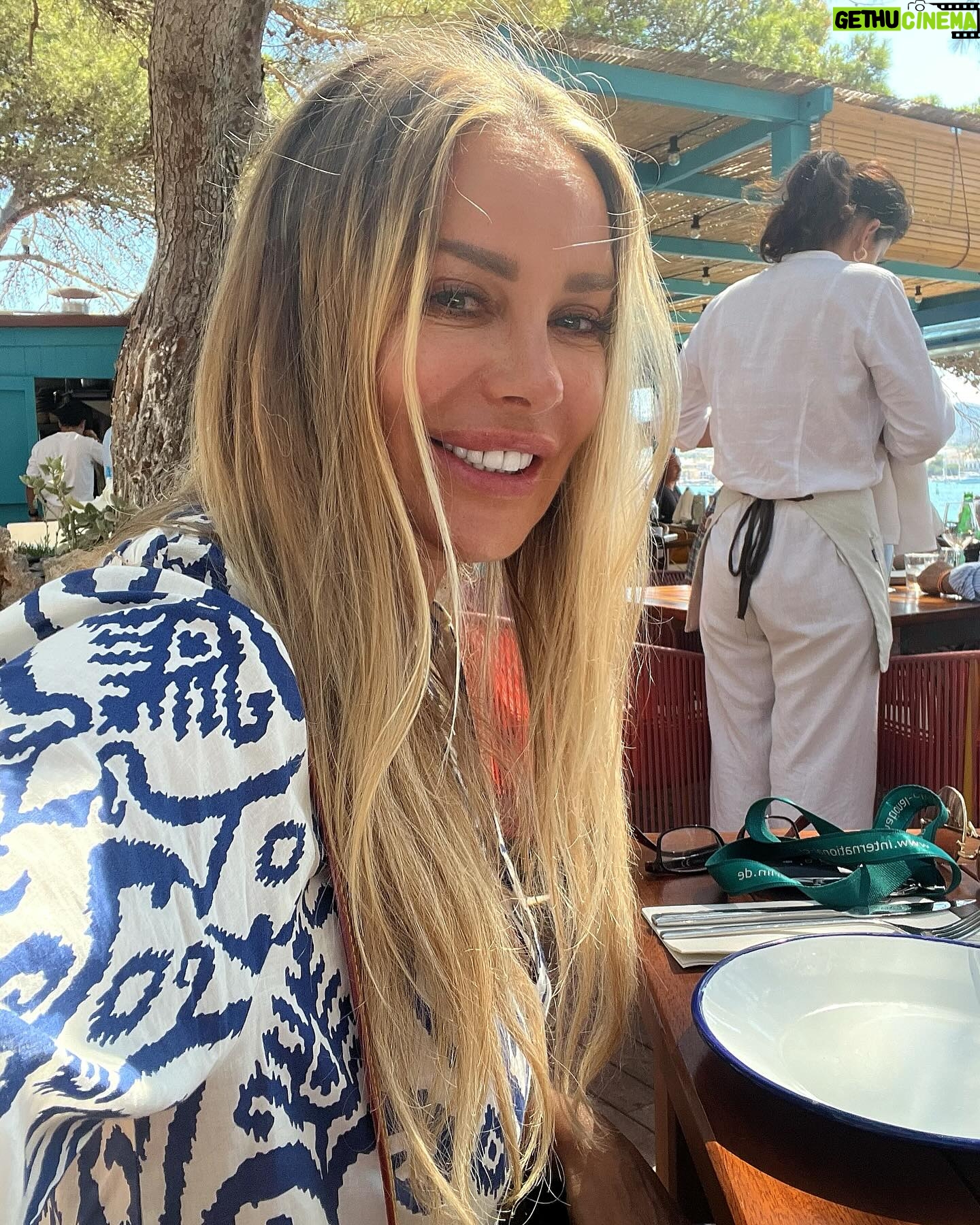 Xenia Seeberg - 3 Likes - Leerer Teller - voller Teller! Ich esse selten Fleisch oder Fisch, aber ab und zu darf es sein. Ich liebe Seeteufel. Liegt vielleicht am Nachnamen? 😅 🤪 Hummer geht nicht, bin allergisch gegen Schalentiere und ich mag auch nicht, dass er für mich ins heiße Wasser geworfen wird. Nennt es Doppelmoral, aber beim Seeteufel gebe ich mich der schnöden minimal Hoffnung hin, dass er vielleicht an Altersschwäche gestorben ist, bevor er auf meinem Teller landete. Ok also nur ein seltenes Vergnügen für mich. Wie seht ihr das? Hinterher haben wir uns kurz mal das Barefoot Hotel in der Nähe angeschaut. Sehr stylisch und angenehme Atmosphäre.
#mallorca #seeteufel #monkfish #expatlife #50plusandfabulous #bestager #barblau