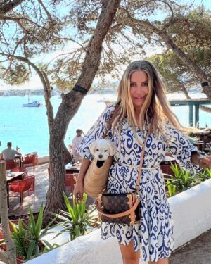 Xenia Seeberg Instagram - So wunderschön in Portocolom. Haluna liebt die Strandtasche, wenn sie zu müde zum Laufen ist. Nach einer weiteren anstrengenden Arbeits-Woche auf der Insel hier mal ein Stündchen entspannen in dieser kleinen malerischen Bucht im @barblauportocolom 
I love this area so much. And Haluna loves the new beach bag when she is too tired to walk. After another week of hard work it’s time to relax for a couple of hours at this restaurant @barblauportocolom in the very picturesque little bay. 
#lovemydog #lovemylife #mallorca #portocolom #expat #expatlife #enjoythemoment #enjoythelittlethings #liveyourlife #liveyourbestlife #bestager #bestagermodel #50plusandfabulous #germanactress #relax #sunshine #loveit