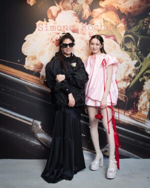 Xing Li Instagram - 恭喜我的至死不渝愛牌 @simonerocha_tw 在台北開了旗艦店，而且還是亞洲唯一的旗艦店，開幕日設計師本人 @simonemingming 也來到了現場，她說我looks fabulous！我差點要暈倒

宮廷、華麗、可愛、重工、結構複雜、黑白、這個牌子有著幾乎所有我喜歡的元素，位在大安區新的旗艦店又大又美，逛起來超級爽快，大家快點來，一起享受噴💰的快樂吧🥂

Photographer @58kg.chuanshun 
Stylist @sunnyouo @youxuwang 
Hair and makeup @zk_makeup_officiai