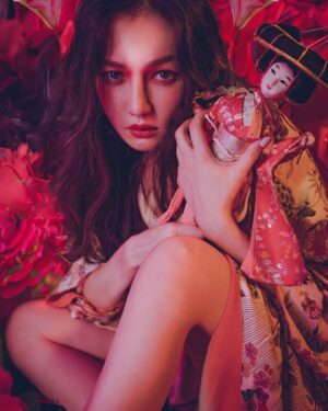 Xing Li Instagram - 2022的一期一會終於在2023後製完成，
被我在2024的3月發出來！
然後即將迎接我們2023拍完但2024才後製完，
今年夏天要發出來的辣辣照🔥

這一群人，
可以一起笑一起哭一起正經八百一起瘋瘋癲癲，
一起說走就走然後光速收工！
今年是第四年，
期待明年發去年拍的，
也期待後年發今年拍的，
時間大斷層也是我們的傳統，
不變的是我們每年總是說走就走🥰

Photographer  @yaffaphotography 
stylist/makeup and hair @zebra.forest_makeup