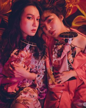 Xing Li Instagram - 2022的一期一會終於在2023後製完成，
被我在2024的3月發出來！
然後即將迎接我們2023拍完但2024才後製完，
今年夏天要發出來的辣辣照🔥

這一群人，
可以一起笑一起哭一起正經八百一起瘋瘋癲癲，
一起說走就走然後光速收工！
今年是第四年，
期待明年發去年拍的，
也期待後年發今年拍的，
時間大斷層也是我們的傳統，
不變的是我們每年總是說走就走🥰

Photographer  @yaffaphotography 
stylist/makeup and hair @zebra.forest_makeup