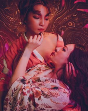 Xing Li Instagram - 2022的一期一會終於在2023後製完成，
被我在2024的3月發出來！
然後即將迎接我們2023拍完但2024才後製完，
今年夏天要發出來的辣辣照🔥

這一群人，
可以一起笑一起哭一起正經八百一起瘋瘋癲癲，
一起說走就走然後光速收工！
今年是第四年，
期待明年發去年拍的，
也期待後年發今年拍的，
時間大斷層也是我們的傳統，
不變的是我們每年總是說走就走🥰

Photographer  @yaffaphotography 
stylist/makeup and hair @zebra.forest_makeup