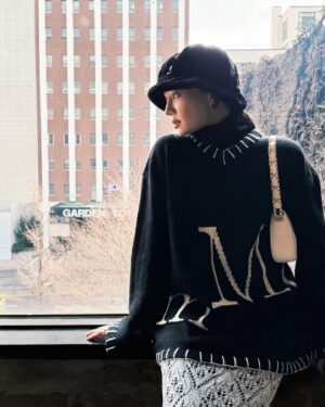 Xing Li Instagram - 剛剛看到水原希子在vogue的訪問，有一段讓我很有感，大意是說她認為演員雖然是她的工作，但遠遠不止是一份工作，作為演員有很多的自我產出，所以她希望能跟她信任的人一起做作品，也不想參與會令她感到失望的作品。

我常常會想，演戲雖然是我喜歡的事情，但也是我的工作，只要是工作，好像就很難是隨心所欲的吧？工作一定有讓自己開心與不開心的時刻，但是作為一個有責任感的人，不論開心或不開心都應該盡力把工作完成，好像應該是這個樣子，但是我真的很難不被影響，在那些感到失望的時刻，比方說對大環境感到失望，對產業感到失望，對市場感到失望，甚至對人性感到失望。我會想，我這麼努力我這麼堅持到底是為了什麼？難道就是為了這一個一直在讓我失望的地方嗎？我也不想參與會令我感到失望的作品，但是不可能每一次工作都盡如人意呀，我可以這麼挑惕嗎？我掏心掏肺的在對待我的每一個角色，難道我沒有資格挑剔嗎？要怎麼不去在意？要怎麼不去比較，也會疑惑自己為什麼會覺得不應該在意或是比較？這些拉扯真的是好大的課題呀。

可能是最近太累了，可能是這個社會也累了，資訊太多聲音太多負能量也太多，讓人失望的人事物太多了，大家要吸收消化的東西實在實在太多了。

盡力而為吧！盡力的善良，盡力的善待所有人事物，盡力把工作做好，相信該來的總是會來，無論是成就或是福報，或是正義。