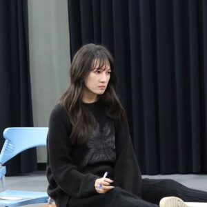 Xing Li Instagram - 今天是 @hello_marriage 驚喜卡的總彩，
我雖然不是什麼劇場新手，
但是在這麼短的時間內要吃下這樣loading的戲，
（同時還一邊每天瘋狂拍戲）
以至於在演出前沒有時間瘋狂走整，
（意思就是演出前通會有一段密集的整排時間）
我還是第一次這樣搞😅

總彩時我除了身體上的疲累一直想反噬，
心裡也一直擔心有沒有記得所有複雜的動作跟走位，
所以狀況沒有很好😮‍💨
在走戲到快尾聲的時候，
站在台上的我突然感覺天搖地動，
然後不到三秒的時間台下就傳來導演的聲音：

「暫停！地震」

很快速的演員就被疏散到後台，
據其他人表示當時台上所有的燈都在晃，
哇感覺真的非常可怕，
也非常謝謝各位夥伴很及時的正確判斷跟執行，
大家都平安無事！

在劇場我們有一種說法，
就是每齣戲都會有一場「魔鬼場」
所有的意外都會在魔鬼場發生完畢，
然後之後的演出就會一帆風順～

我要自行宣布我們的魔鬼場已經結束，
之後每場演出都會完美順利，
我會準備好自己，
期待之後在劇場見到大家！