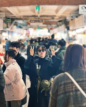 Xing Li Instagram - 廣藏市場是我此次首爾旅行最喜歡的地方第二名，
（第一名我之後會分享）
雖然它不是第一名，
但這裡居然是我想要定居首爾的決定性因素（握拳）

我真的太喜歡廣藏市場了😍😍😍
撇除讓我暈船的可愛到不行的棉被店老闆😆
重點是，
廣藏市場也太乾淨了吧！！！！！
即便佈滿了海鮮小店泡菜小店以及各種小吃攤，
但走在裡面完全沒有那種傳統市場的濕濕黏黏地板，
空氣中也沒有飄著各種海鮮發酵食物集結而成的恐怖氣味，
氛圍超級好，吃喝的東西也非常全面，
我在廣藏市場裡吃了魚糕、炸辣椒、生牛肉拌章魚、綠豆煎餅、糯米麻花捲，
嗯對然後大部分的東西我都沒有錄下來哈哈哈！
總之就是一個好吃好喝好逛又好拍的地方💯

至於有微聽說廣藏市場是專抗外國人的地方，
我必須說，

I don’t care! 我 願 意🥰