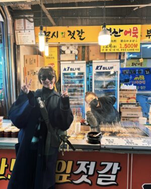 Xing Li Instagram - 廣藏市場是我此次首爾旅行最喜歡的地方第二名，
（第一名我之後會分享）
雖然它不是第一名，
但這裡居然是我想要定居首爾的決定性因素（握拳）

我真的太喜歡廣藏市場了😍😍😍
撇除讓我暈船的可愛到不行的棉被店老闆😆
重點是，
廣藏市場也太乾淨了吧！！！！！
即便佈滿了海鮮小店泡菜小店以及各種小吃攤，
但走在裡面完全沒有那種傳統市場的濕濕黏黏地板，
空氣中也沒有飄著各種海鮮發酵食物集結而成的恐怖氣味，
氛圍超級好，吃喝的東西也非常全面，
我在廣藏市場裡吃了魚糕、炸辣椒、生牛肉拌章魚、綠豆煎餅、糯米麻花捲，
嗯對然後大部分的東西我都沒有錄下來哈哈哈！
總之就是一個好吃好喝好逛又好拍的地方💯

至於有微聽說廣藏市場是專抗外國人的地方，
我必須說，

I don’t care! 我 願 意🥰