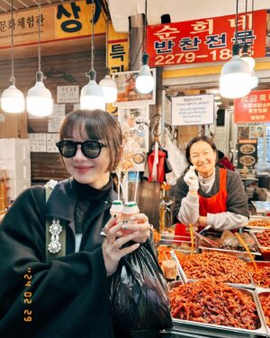 Xing Li Instagram - 廣藏市場是我此次首爾旅行最喜歡的地方第二名，
（第一名我之後會分享）
雖然它不是第一名，
但這裡居然是我想要定居首爾的決定性因素（握拳）

我真的太喜歡廣藏市場了😍😍😍
撇除讓我暈船的可愛到不行的棉被店老闆😆
重點是，
廣藏市場也太乾淨了吧！！！！！
即便佈滿了海鮮小店泡菜小店以及各種小吃攤，
但走在裡面完全沒有那種傳統市場的濕濕黏黏地板，
空氣中也沒有飄著各種海鮮發酵食物集結而成的恐怖氣味，
氛圍超級好，吃喝的東西也非常全面，
我在廣藏市場裡吃了魚糕、炸辣椒、生牛肉拌章魚、綠豆煎餅、糯米麻花捲，
嗯對然後大部分的東西我都沒有錄下來哈哈哈！
總之就是一個好吃好喝好逛又好拍的地方💯

至於有微聽說廣藏市場是專抗外國人的地方，
我必須說，

I don’t care! 我 願 意🥰