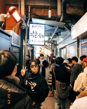 Xing Li Instagram - 廣藏市場是我此次首爾旅行最喜歡的地方第二名，
（第一名我之後會分享）
雖然它不是第一名，
但這裡居然是我想要定居首爾的決定性因素（握拳）

我真的太喜歡廣藏市場了😍😍😍
撇除讓我暈船的可愛到不行的棉被店老闆😆
重點是，
廣藏市場也太乾淨了吧！！！！！
即便佈滿了海鮮小店泡菜小店以及各種小吃攤，
但走在裡面完全沒有那種傳統市場的濕濕黏黏地板，
空氣中也沒有飄著各種海鮮發酵食物集結而成的恐怖氣味，
氛圍超級好，吃喝的東西也非常全面，
我在廣藏市場裡吃了魚糕、炸辣椒、生牛肉拌章魚、綠豆煎餅、糯米麻花捲，
嗯對然後大部分的東西我都沒有錄下來哈哈哈！
總之就是一個好吃好喝好逛又好拍的地方💯

至於有微聽說廣藏市場是專抗外國人的地方，
我必須說，

I don’t care! 我 願 意🥰