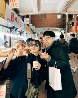 Xing Li Instagram - 廣藏市場是我此次首爾旅行最喜歡的地方第二名，
（第一名我之後會分享）
雖然它不是第一名，
但這裡居然是我想要定居首爾的決定性因素（握拳）

我真的太喜歡廣藏市場了😍😍😍
撇除讓我暈船的可愛到不行的棉被店老闆😆
重點是，
廣藏市場也太乾淨了吧！！！！！
即便佈滿了海鮮小店泡菜小店以及各種小吃攤，
但走在裡面完全沒有那種傳統市場的濕濕黏黏地板，
空氣中也沒有飄著各種海鮮發酵食物集結而成的恐怖氣味，
氛圍超級好，吃喝的東西也非常全面，
我在廣藏市場裡吃了魚糕、炸辣椒、生牛肉拌章魚、綠豆煎餅、糯米麻花捲，
嗯對然後大部分的東西我都沒有錄下來哈哈哈！
總之就是一個好吃好喝好逛又好拍的地方💯

至於有微聽說廣藏市場是專抗外國人的地方，
我必須說，

I don’t care! 我 願 意🥰
