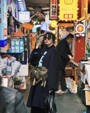 Xing Li Instagram - 廣藏市場是我此次首爾旅行最喜歡的地方第二名，
（第一名我之後會分享）
雖然它不是第一名，
但這裡居然是我想要定居首爾的決定性因素（握拳）

我真的太喜歡廣藏市場了😍😍😍
撇除讓我暈船的可愛到不行的棉被店老闆😆
重點是，
廣藏市場也太乾淨了吧！！！！！
即便佈滿了海鮮小店泡菜小店以及各種小吃攤，
但走在裡面完全沒有那種傳統市場的濕濕黏黏地板，
空氣中也沒有飄著各種海鮮發酵食物集結而成的恐怖氣味，
氛圍超級好，吃喝的東西也非常全面，
我在廣藏市場裡吃了魚糕、炸辣椒、生牛肉拌章魚、綠豆煎餅、糯米麻花捲，
嗯對然後大部分的東西我都沒有錄下來哈哈哈！
總之就是一個好吃好喝好逛又好拍的地方💯

至於有微聽說廣藏市場是專抗外國人的地方，
我必須說，

I don’t care! 我 願 意🥰